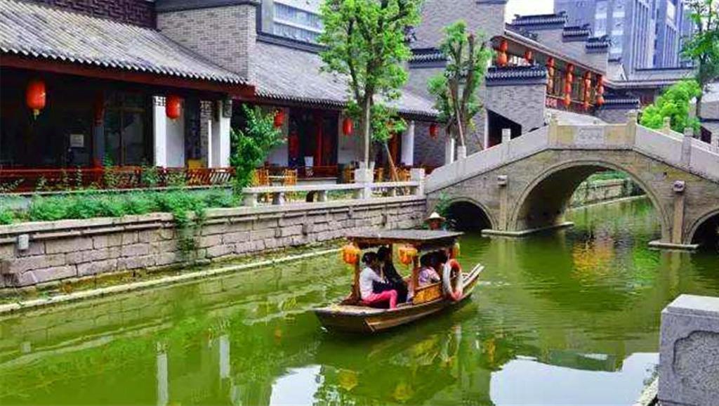 游客欢乐背后，一群人在默默守护